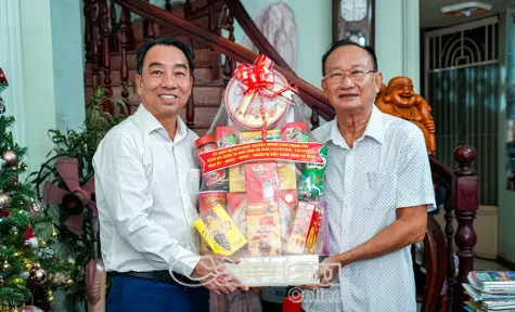 Chủ tịch UBND tỉnh Lữ Quang Ngời thăm nguyên lãnh đạo tỉnh