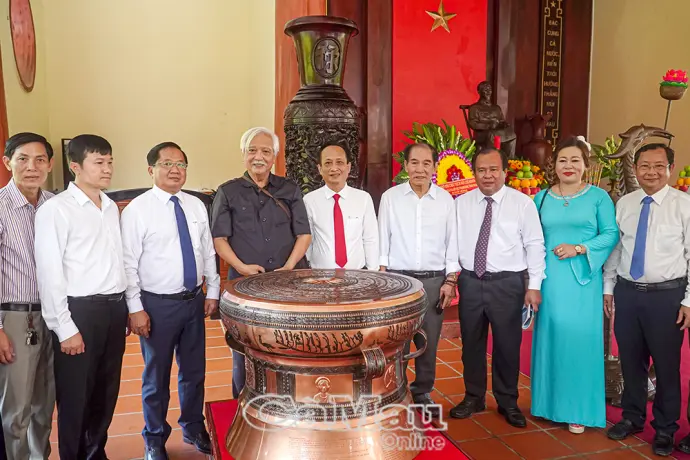 Cà Mau tiếp nhận trống đồng nặng 200kg nhân Lễ Quốc khánh 2/9