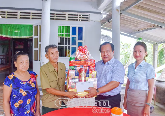 Phó Chủ tịch UBND tỉnh thăm, tặng quà người có công tại xã Vĩnh Lợi