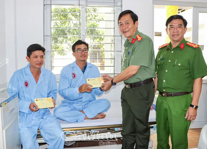 Thăm hỏi, động viên cán bộ Công an bị thương khi làm nhiệm vụ