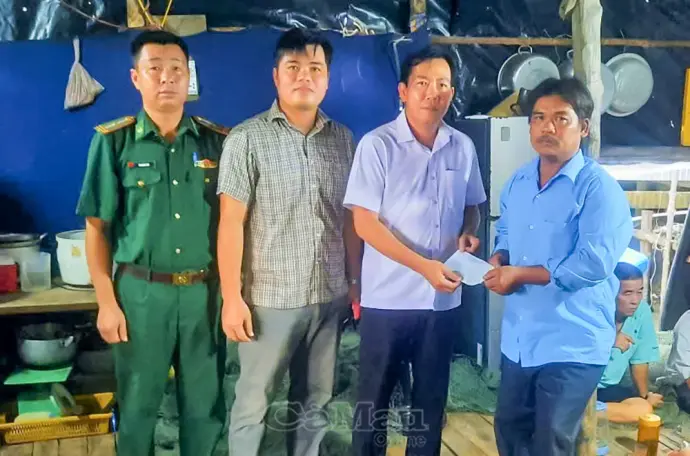 Xã Phan Ngọc Hiển hỗ trợ hộ dân bị cháy ghe biển