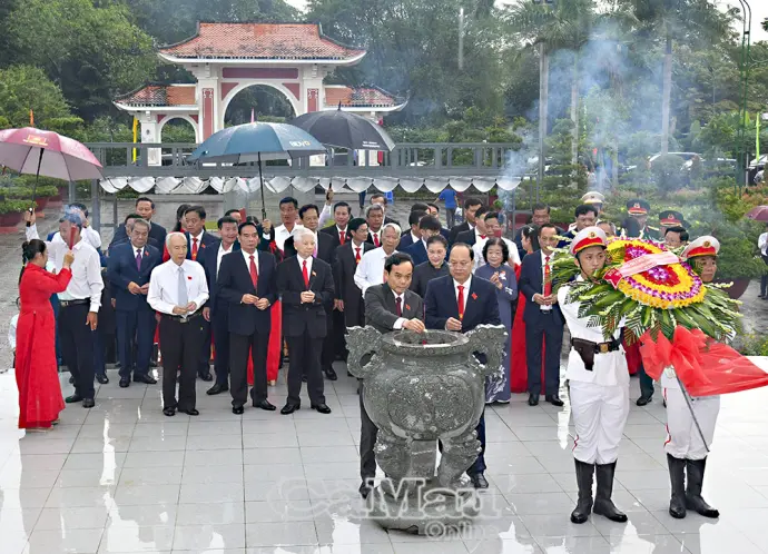 Thành kính dâng hương tưởng niệm Chủ tịch Hồ Chí Minh trước thềm Đại hội đại biểu Đảng bộ tỉnh