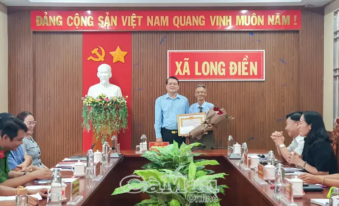Đảng viên xã Long Điền nhận Huy hiệu 50 năm tuổi Đảng