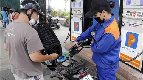 Giá xăng và dầu tiếp tục tăng từ chiều 4-9