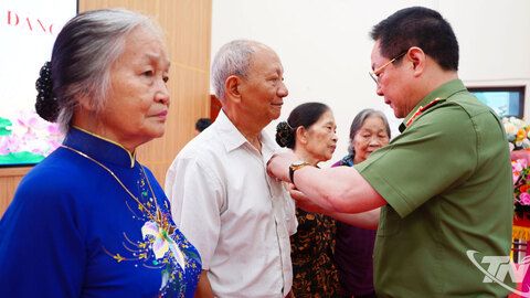 Trao tặng Huy hiệu Đảng cho 28 đảng viên phường Trung Thành