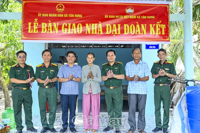 Trao nhà, tiếp sức hộ khó khăn ổn định cuộc sống