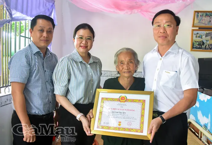 Trao Huy hiệu 65 năm tuổi Đảng cho Mẹ Việt Nam anh hùng Huỳnh Thị Sến