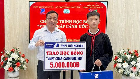 Trao học bổng cho học sinh nghèo vượt khó