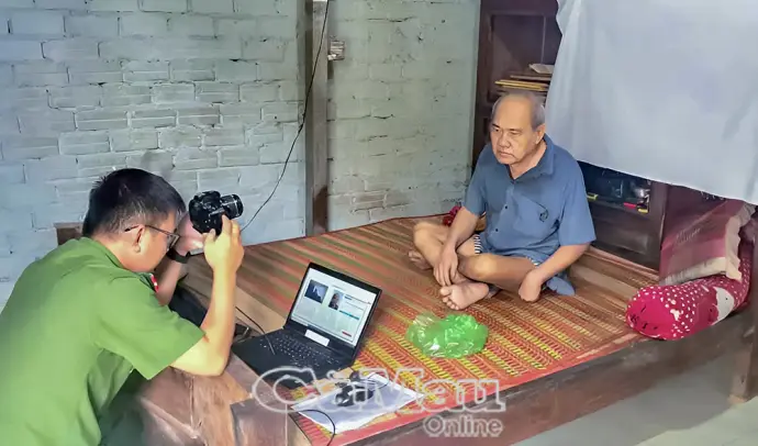 Đến tận nhà hỗ trợ cấp đổi thẻ đảng viên