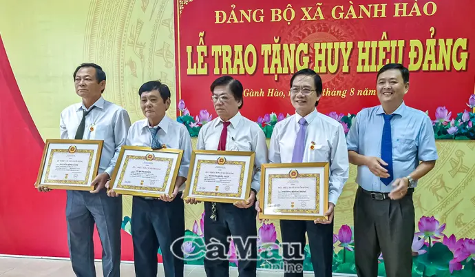 Trao Huy hiệu Đảng cho các đảng viên dịp Quốc khánh 2/9