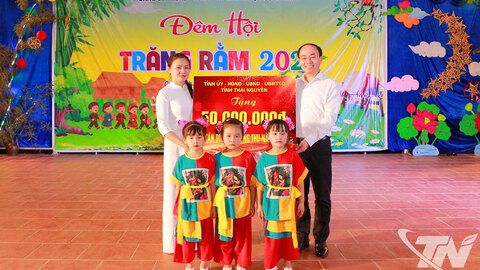 Đồng chí Nguyễn Đăng Bình tặng quà Trung thu tại xã Côn Minh