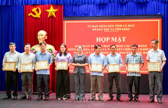 Khen thưởng 41 điển hình trong công tác dân tộc, tôn giáo
