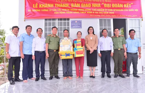 Thượng tướng Lê Tấn Tới bàn giao nhà Đại đoàn kết tại Cà Mau