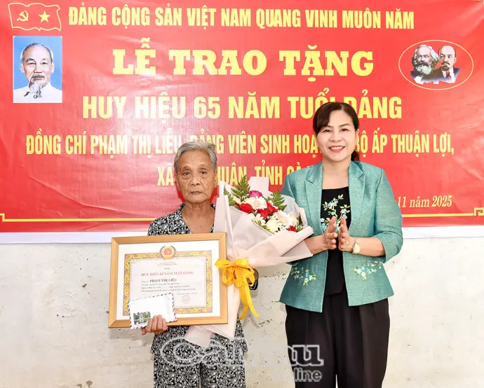 Trao Huy hiệu 65 năm tuổi Đảng cho đồng chí Phạm Thị Liễu