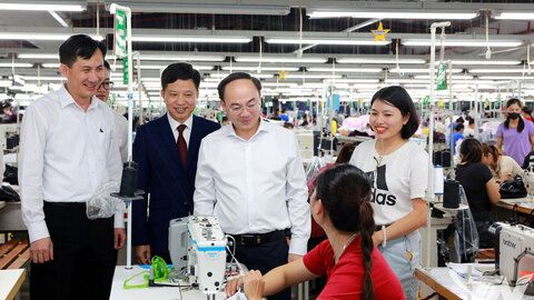 Chủ tịch HĐND tỉnh Nguyễn Đăng Bình thăm Nhà máy may TNG Đồng Hỷ