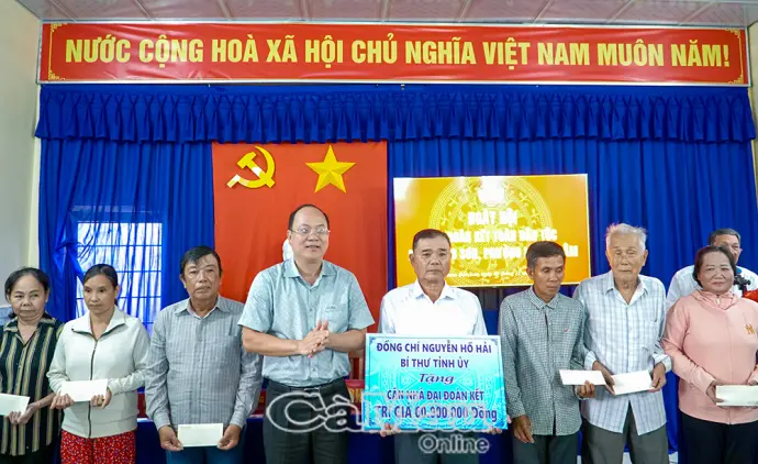 Bí thư Tỉnh uỷ chung vui Ngày hội Đại đoàn kết với Nhân dân khóm Bào Sơn