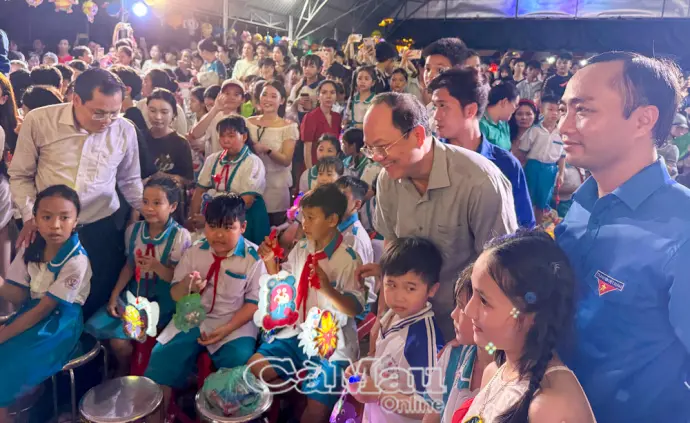 Bí thư Tỉnh uỷ chung vui Trung thu cùng thiếu nhi Gành Hào