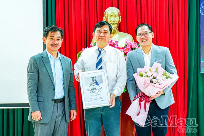 Bệnh viện Đa khoa tỉnh Cà Mau nhận Giải thưởng Bạch Kim của WSO