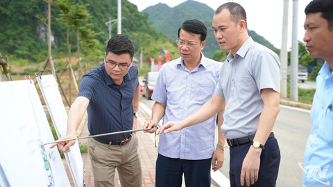 Đồng chí Dương Văn Lượng kiểm tra thực địa các dự án tại phường Đức Xuân và xã Chợ Mới