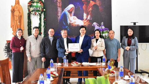 Lãnh đạo tỉnh Thái Nguyên thăm, tặng quà Giáo xứ Nà Phặc nhân dịp Giáng sinh