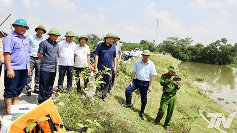 Đồng chí Phó Bí thư Tỉnh ủy Đinh Quang Tuyên kiểm tra công tác khắc phục hậu quả mưa lũ