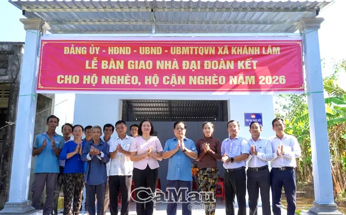 Khánh Lâm trao 3 mái ấm, tiếp sức hộ khó khăn vươn lên