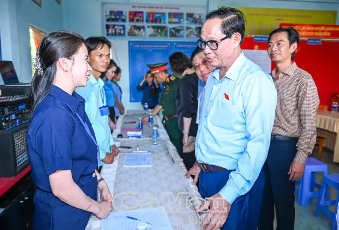 Phó Chủ tịch Quốc hội, Thượng tướng Trần Quang Phương, kiểm tra công tác bầu cử tại Đất Mũi