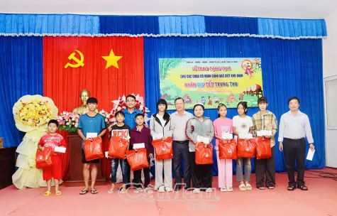 Ấm áp Trung thu ở khu lưu cư phường An Xuyên