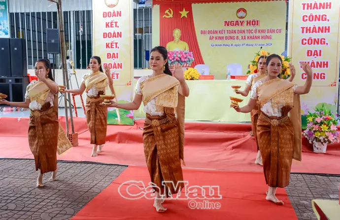 Rộn ràng, phấn khởi Ngày hội Đại đoàn kết Ấp Kinh Đứng B