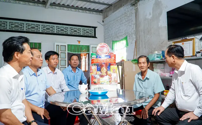 Chủ tịch HĐND tỉnh Phạm Văn Thiều thăm, tặng quà gia đình chính sách tại xã Vĩnh Mỹ