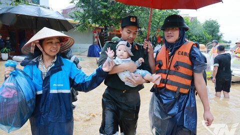 Mưa lũ lịch sử: Dồn toàn lực để vượt qua nghịch cảnh