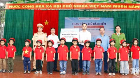 Tặng mũ bảo hiểm cho học sinh phường Bắc Kạn