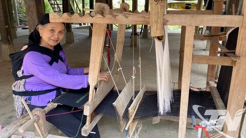 Tiếng khung cửi vang trong lòng bản cũ