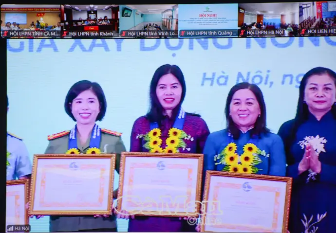 Hội LHPN Cà Mau được khen thưởng 15 năm xây dựng “Gia đình 5 không, 3 sạch”