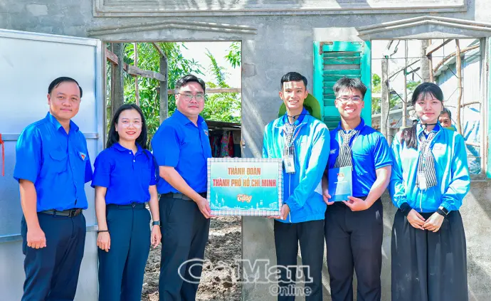 Thăm, động viên thanh niên tình nguyện trong Chiến dịch "Mùa hè xanh"