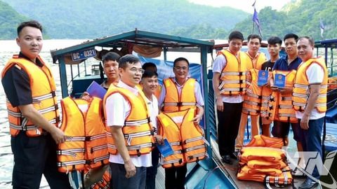 Bàn giao quản lý 6 bến thủy nội địa trên hồ Ba Bể