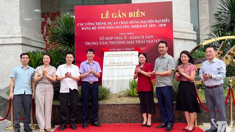 Gắn biển công trình chào mừng Đại hội đại biểu Đảng bộ tỉnh - Tòa nhà Prime