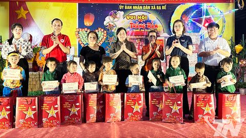 Lãnh đạo tỉnh tặng quà thiếu nhi dịp Tết Trung thu
