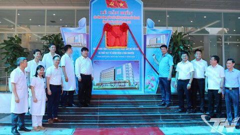 Phó Chủ tịch UBND tỉnh Thái Nguyên dự Lễ gắn biển hai công trình y tế