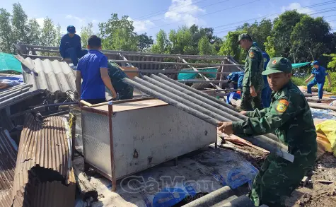 Hỗ trợ kịp thời hộ dân bị lốc xoáy làm sập nhà
