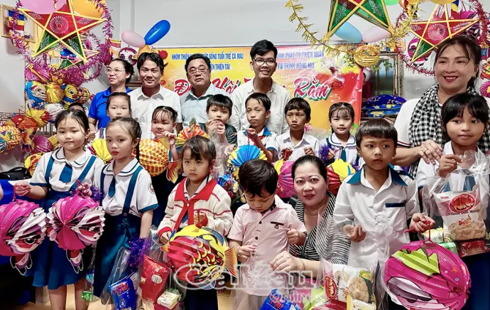 Trung thu yêu thương đến với trẻ em Quách Phẩm, Thanh Tùng