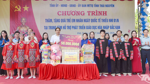 Đồng chí Trịnh Xuân Trường tặng quà thiếu nhi Trung tâm Hỗ trợ phát triển giáo dục hòa nhập Bắc Kạn