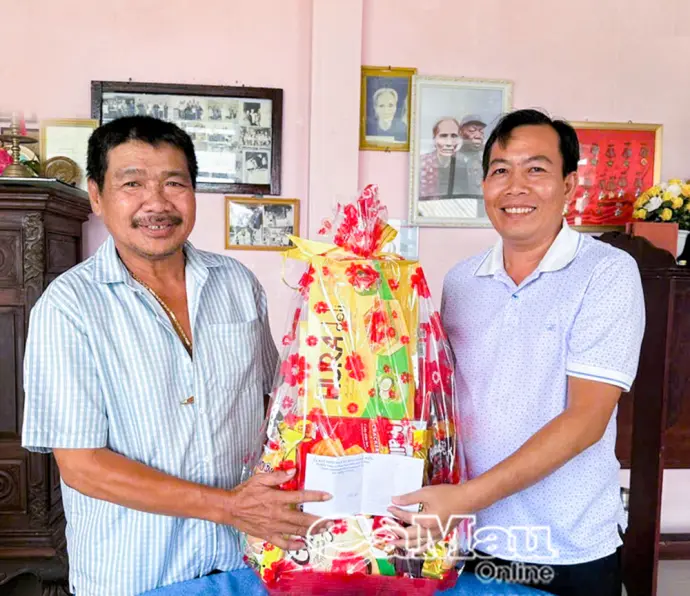 Thăm, tặng quà gia đình Anh hùng LLVT Nhân dân dịp 2/9