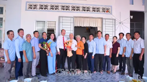 Trao Huy hiệu Đảng đợt 2/9, tri ân cống hiến của các thế hệ đảng viên