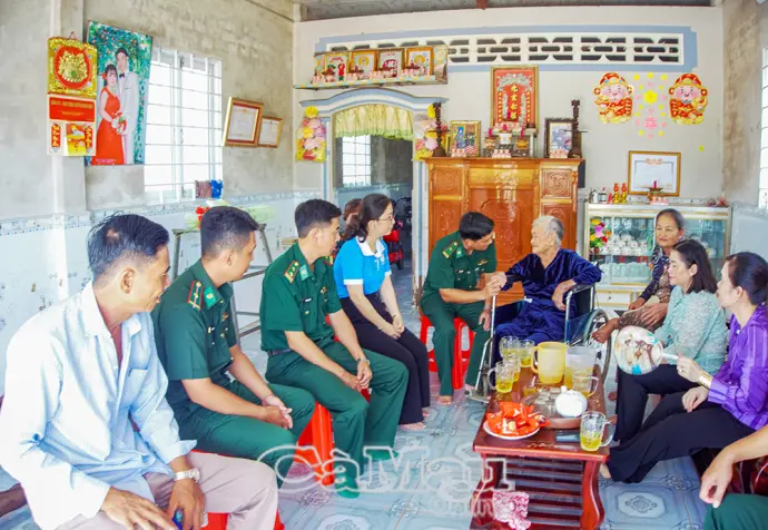 Thăm, tặng quà Mẹ VNAH Nguyễn Thị Gập nhân kỷ niệm 20/10