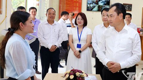Đồng chí Bí thư Tỉnh ủy kiểm tra hoạt động của Trung tâm Phục vụ hành chính công phường Bắc Kạn