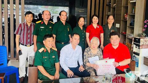 Tặng quà cho 20 gia đình chính sách