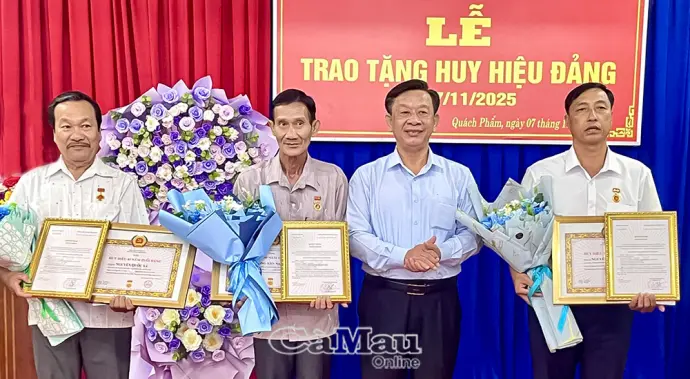 Trang trọng lễ trao Huy hiệu Đảng