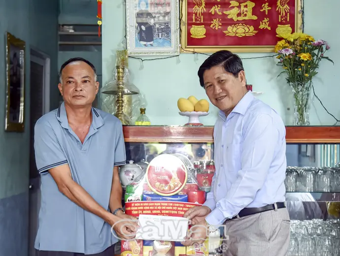 Phó Chủ tịch UBND tỉnh Lê Văn Sử thăm, tặng quà cho gia đình chính sách tại xã Hoà Bình