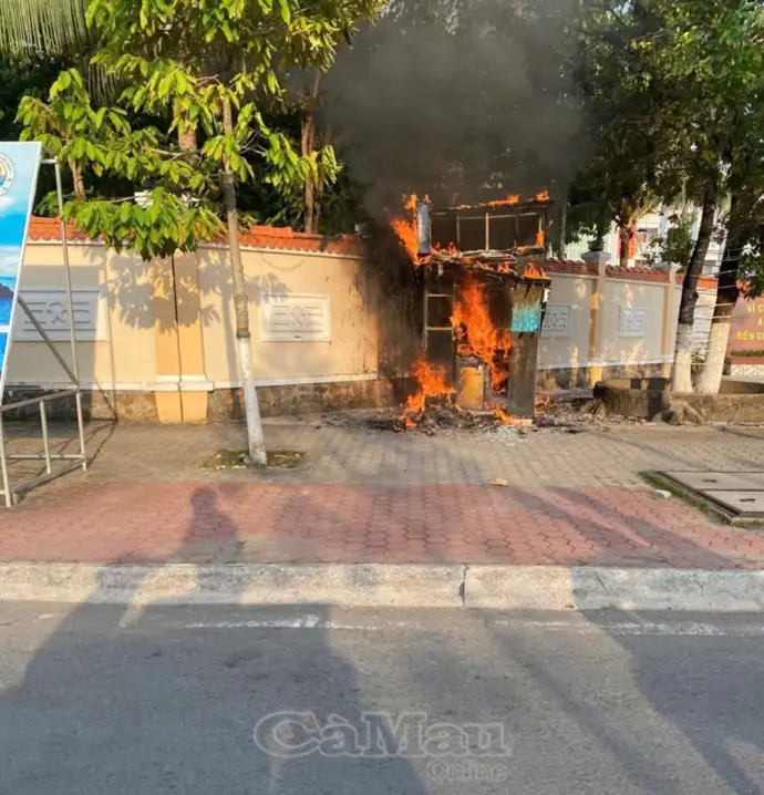 Lửa bùng phát, thiêu rụi trụ ATM